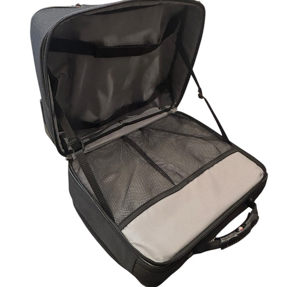 Swiss Gear Granada Business Gear Wheeled Suitcase Laptop Bag Carry On 17” Travel - Picture 4 of 16